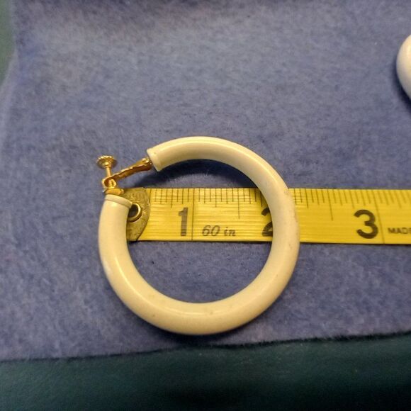 Vintage Napier White Clip Circle Earrings - Picture 6 of 7